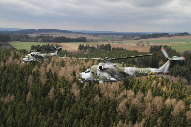  Dvojice vrtulíků Mi-24V