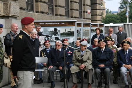 Před generálním štábem v pražských Dejvicích je k vidění výstava o hraničním opevnění