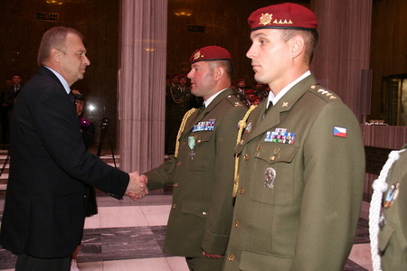 Vaší zásluhou je dnes Afghánistán zase o kus dál, řekl ministr vojákům