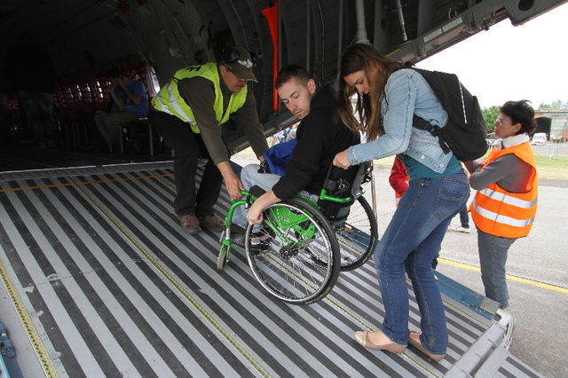 Účastníci akce Open Skies for Handicapped na palubě letounu CASA
