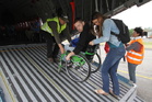 Účastníci akce Open Skies for Handicapped na palubě letounu CASA