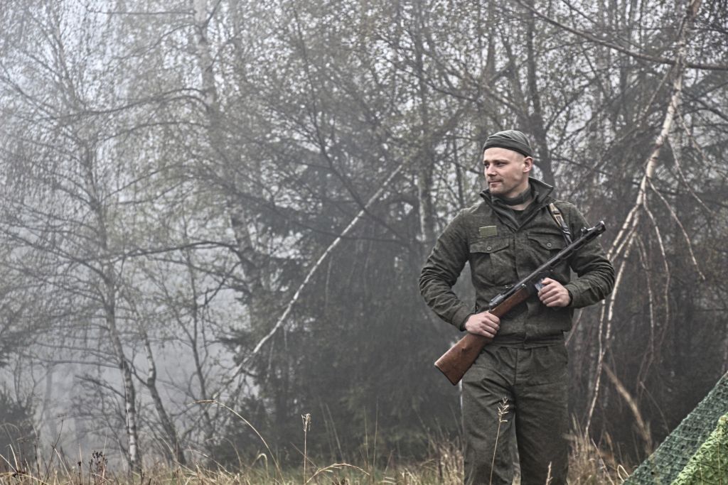  Což jim kromě počasí stěžuje i použití netradičních zbraní