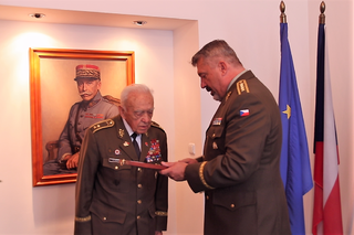 Náčelník generální štábu AČR armádní generál Aleš Opata předal pří příležitosti životního jubilea generálovi Masopustovi čestný odznak AČR Za zásluhy