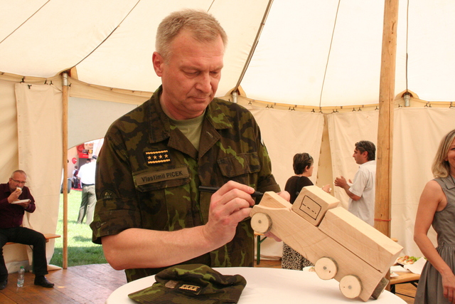 Autíčko s podpisem generála Picka  bude možné získat na charitativní aukci