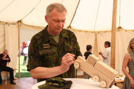 Autíčko s podpisem generála Picka  bude možné získat na charitativní aukci