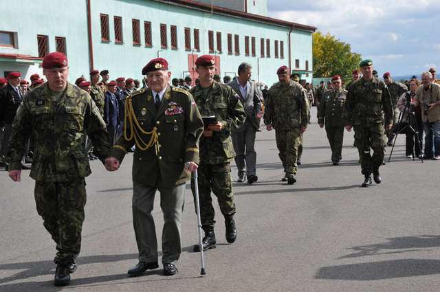 Příchod čestných hostů slavnostního nástupu v Chrudimi na tribunu