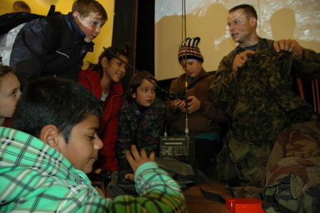 Informace děti od vojáků doslova hltaly