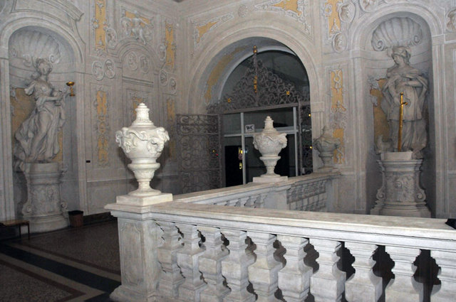 Každý čtvrtek odpoledne a o významných dnech se otevírají veřejnosti jinak nepřístupné prostory Klášterního Hradiska v Olomouci - Předsálí Slavnostního sálu bývalé Prelatury 