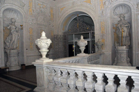 Každý čtvrtek odpoledne a o významných dnech se otevírají veřejnosti jinak nepřístupné prostory Klášterního Hradiska v Olomouci - Předsálí Slavnostního sálu bývalé Prelatury 