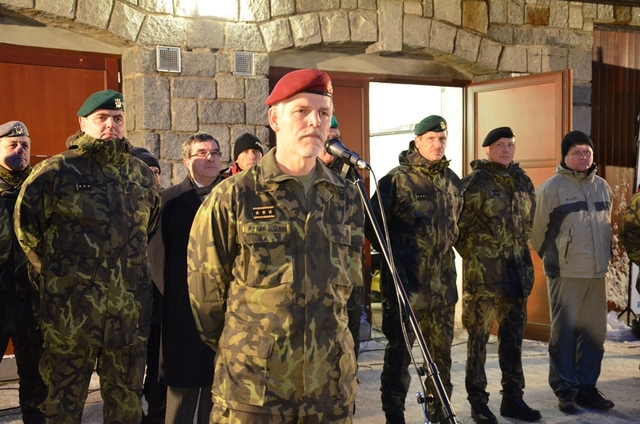 Generál Petr Pavel hovoří k účastníkům soutěže