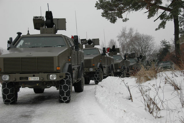 Vozidla 2. roty jsou připravena vyrazit do útoku. Sněhové řetězy jsou v nelehkém šumavském terénu nezbytné