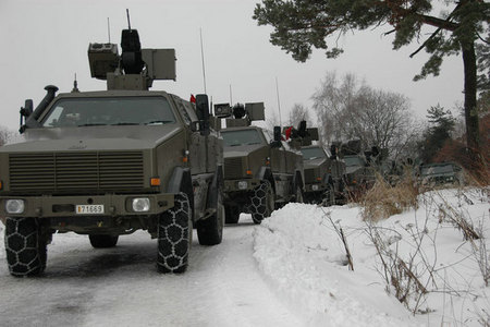 Vozidla 2. roty jsou připravena vyrazit do útoku. Sněhové řetězy jsou v nelehkém šumavském terénu nezbytné