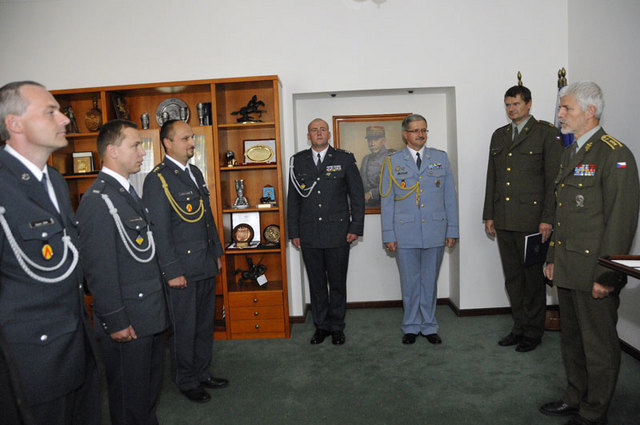 Přijetí náčelníkem GŠ AČR generálporučíkem Petrem Pavlem - zleva: rotmistr Martin Jína, rotmistr František Hammerbauer a nadporučík Jindřich Vlasák