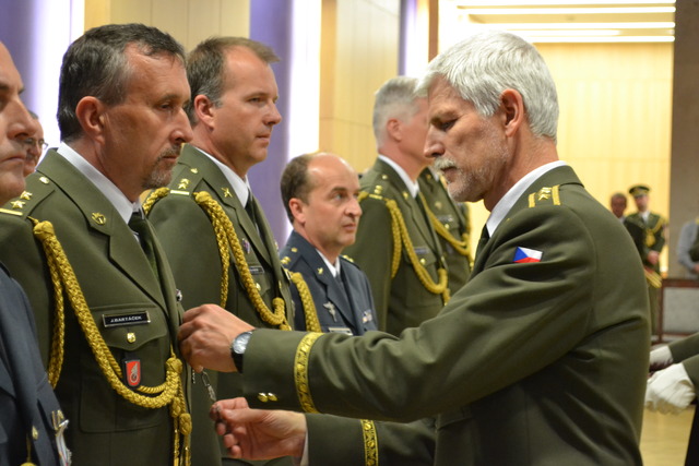 Generálporučík Petr Pavel ocenil příslušníky AČR