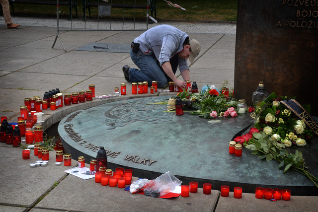 Před budovou Generálního štábu Armády České republiky u Památníku československých zahraničních vojáků zapalují lidé svíčky 5