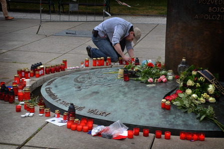 U Památníku československých zahraničních vojáků zapalují lidé svíčky