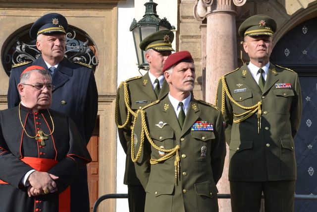 Slavnostní přísahy se zúčastnil náčelník Generálního štábu AČR armádní generál Petr Pavel (druhý zprava) a další armádní představitelé. 