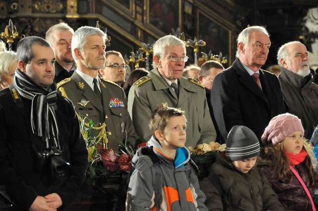 Mezi hosty mše byli (zleva): náčelník GŠ AČR armádní generál Petr Pavel, bývalý zástupce náčelníka GŠ AČR - ředitel SOC MO generálmajor Josef Šíba a místopředseda Senátu Parlamentu ČR Přemysl Sobotka