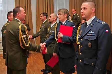 Univerzita obrany vyřadila 25 absolventů kurzu pro vyšší důstojníky 
