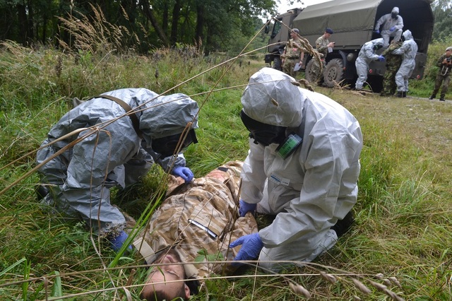 Český tým chemiků je vyslán na místo incidentu po zásahu bojového plynu sarinu