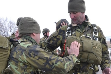 Paragáni 4. brigády rychlého nasazení se přeškolují na nové typy výsadkových vaků