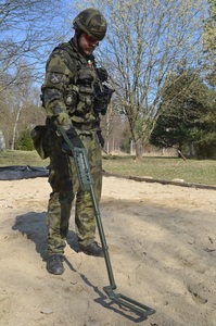 K hledání pod povrchem je důležitý detektor kovů