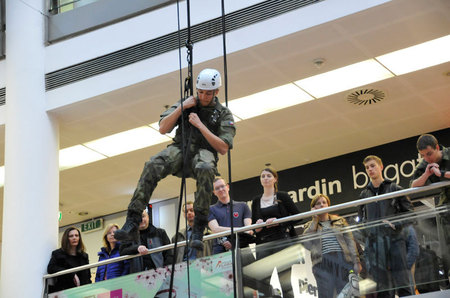 Mnohým z přihlížejících diváků se až tajil dech při ukázkách slaňování, které předvedli studenti vojenského oboru fakulty tělesné výchovy a sportu UK Praha