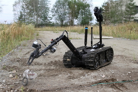 Robot TALON při ukázce zneškodňování improvizovaného výbušného zařízení