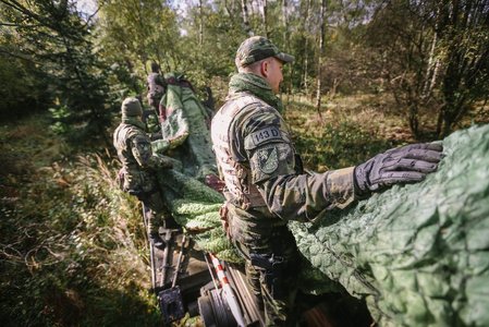 Schopnost vojáka zamaskovat sebe či techniku je velice důležitá. Zde vojáci maskovali multilift na podvozku T-815, který mají od jara.  