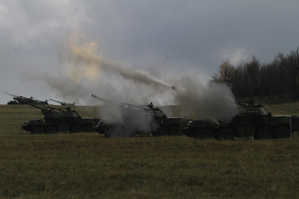 Na Doupově se uskutečnily ostré střelby dělostřelců ze samohybných kanónových houfnic DANA 