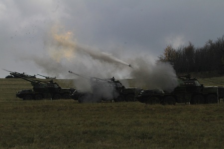 Na Doupově se uskutečnily ostré střelby dělostřelců ze samohybných kanónových houfnic DANA 