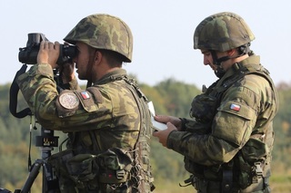Příprava dělostřelců před začátkem bojových střeleb