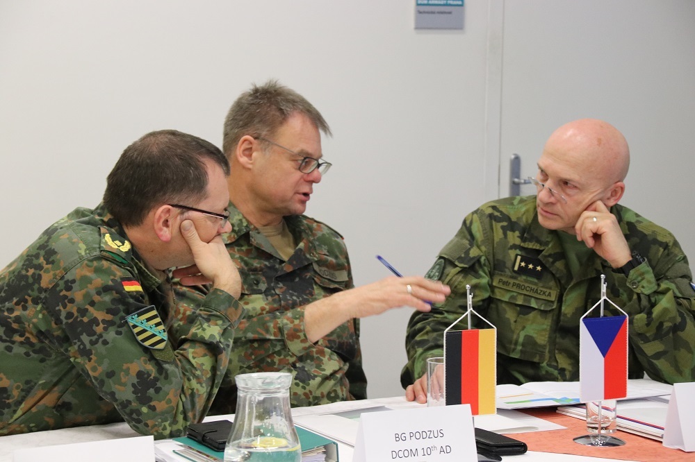 Během pracovního jednání se diskutovalo mnoho aktuálních témat (zleva: brigádní generál Gunnar Brügner, brigádní generál Michael Podzus a plukovník gšt. Petr Procházka)