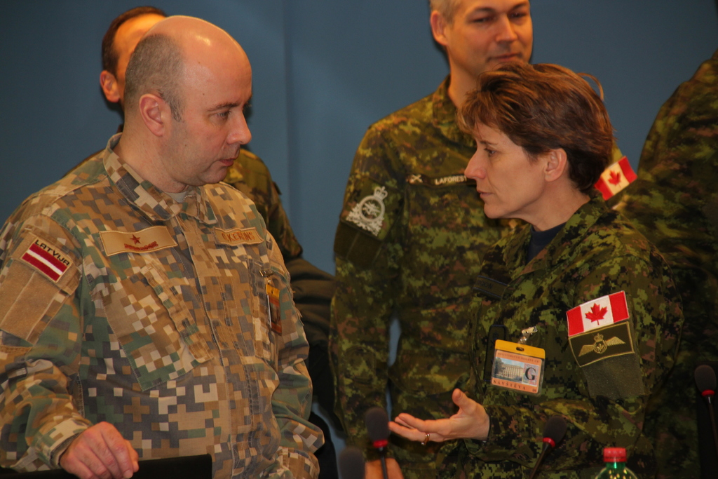Generálka Lise Bourgon v diskuzi s lotyšským brigádním generálem Georgsem Kerlinsem