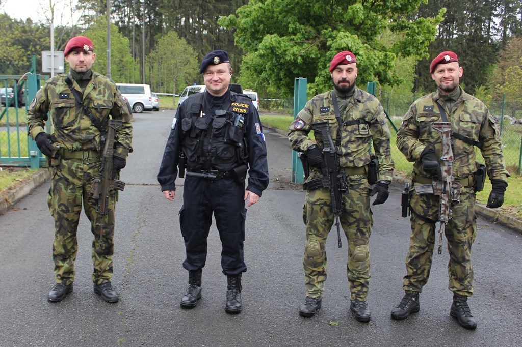 Vojáci 41. mechanizovaného praporu spolu s policistou u hlavního vjezdu do prostoru registračního místa