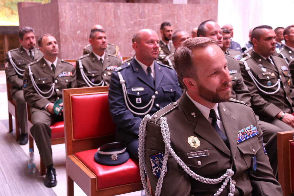 Slavnostnímu aktu byli přítomni i vrchní praporčíci z jednotlivých útvarů Armády ČR