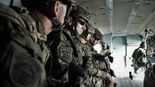 Záložníci na palubě vrtulníku MI-171Š před vysazením