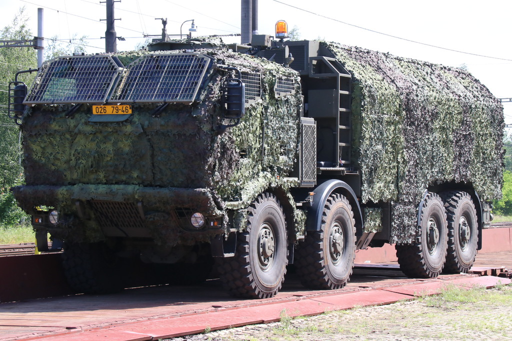 Jedním z nakládaných vozidel byla Tatra 815