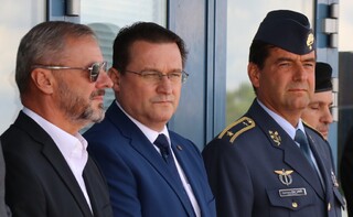 Zástupce velitele vzdušných sil brigádní generál Petr Lanči (vpravo) a náměstek pro řízení sekce vyzbrojování a akvizic MO Lubor Koudelka (uprostřed) při slavnostním nástupu příslušníků 24. základny u příležitosti ukončení provozu letounu Jak-40.
