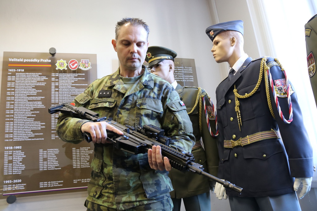 Útočnou pušku BREN-CZ 805 A1 zná četař Průcha do posledního detailu