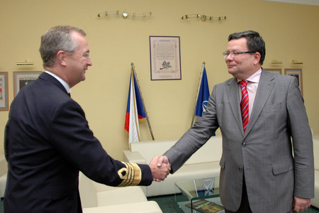 Alexandr Vondra vítá generála Syréna na ministerstvu obrany