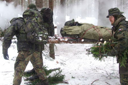 Instruktorský kurz vojáky prověřil z krizových situací i horských přesunů