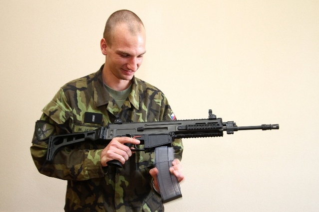 Zasunutí zásobníku do zásobníkové šachty