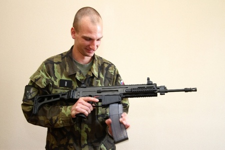 Zasunutí zásobníku do zásobníkové šachty