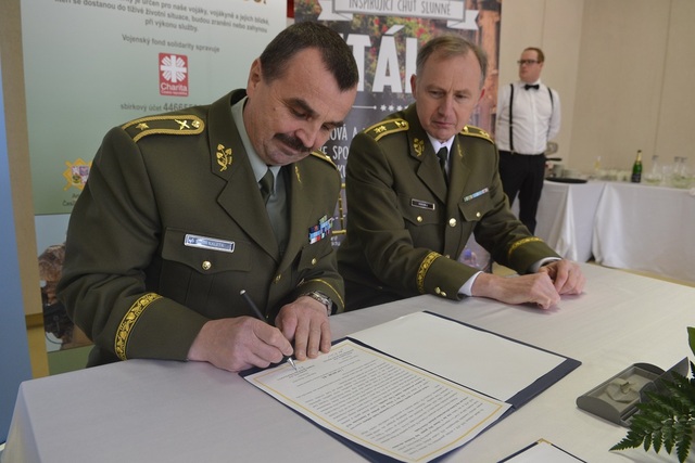Brig. gen. Štefan Kaleta a genmjr. Jaroslav Kocián při podpisu zápisu o předání a převzetí funkce předsedy výboru VFS (zleva)