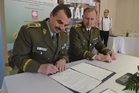 Brig. gen. Štefan Kaleta a genmjr. Jaroslav Kocián při podpisu zápisu o předání a převzetí funkce předsedy výboru VFS (zleva)