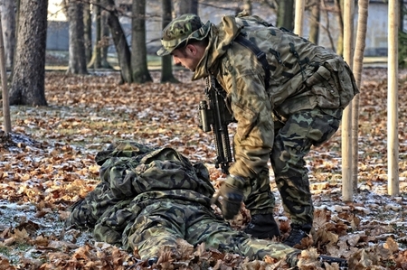   Prohledání zneškodněného nepřítele