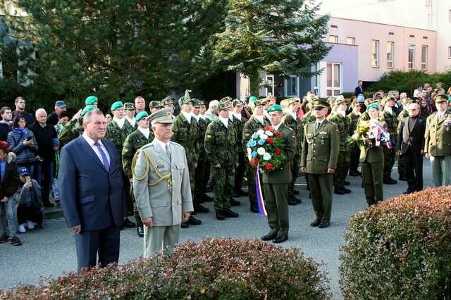 Velitel školy plk. Zdeněk Macháček se starostou města Moravská Třebová Milošem Izákem při pietním aktu