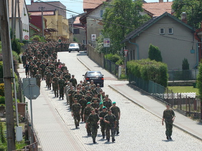 Vojáci z Přáslavic podpořili pochodem zraněného kolegu