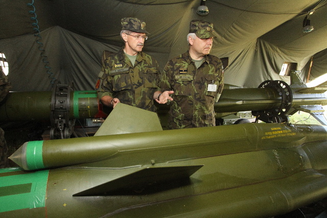  S přípravou raket k bojovým střelbám se seznámili brig. gen. J. Šebesta a plk. gšt. V. Barca 